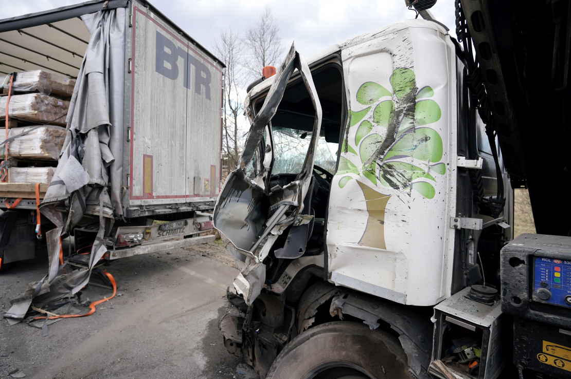 Piecu kravas automašīnu sadursmes dēļ bloķēta Liepājas šoseja netālu no Tīreļiem