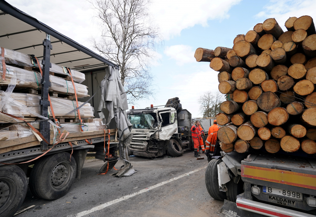 Piecu kravas automašīnu sadursmes dēļ bloķēta Liepājas šoseja netālu no Tīreļiem