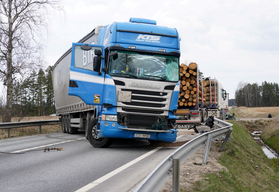 Piecu kravas automašīnu sadursmes dēļ bloķēta Liepājas šoseja netālu no Tīreļiem