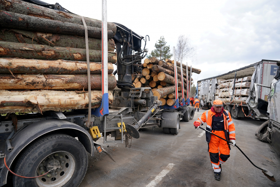 Piecu kravas automašīnu sadursmes dēļ bloķēta Liepājas šoseja netālu no Tīreļiem