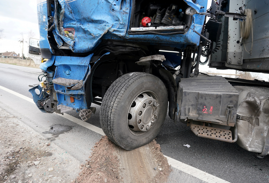 Piecu kravas automašīnu sadursmes dēļ bloķēta Liepājas šoseja netālu no Tīreļiem