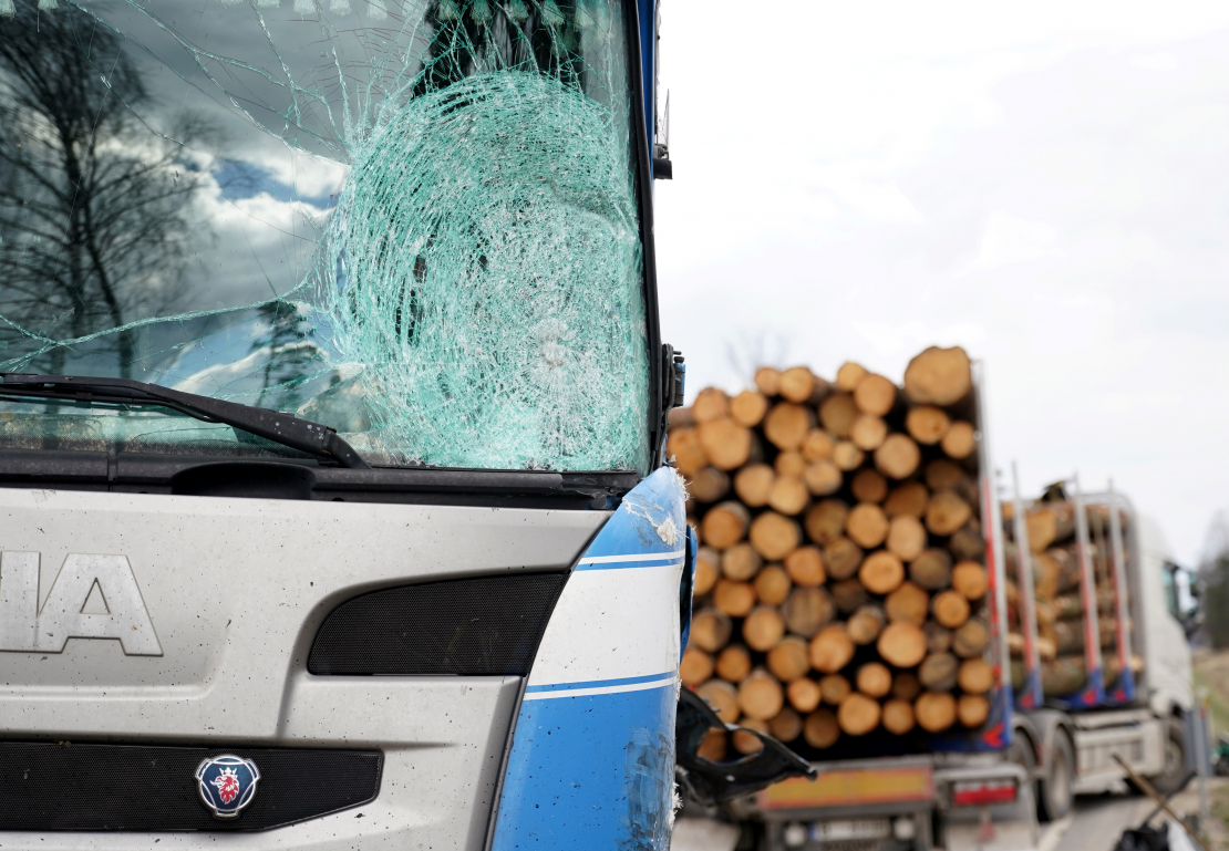 Piecu kravas automašīnu sadursmes dēļ bloķēta Liepājas šoseja netālu no Tīreļiem