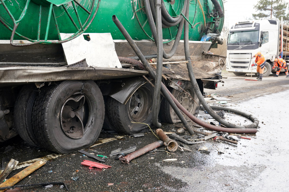 Piecu kravas automašīnu sadursmes dēļ bloķēta Liepājas šoseja netālu no Tīreļiem