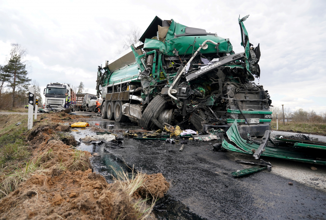 Piecu kravas automašīnu sadursmes dēļ bloķēta Liepājas šoseja netālu no Tīreļiem
