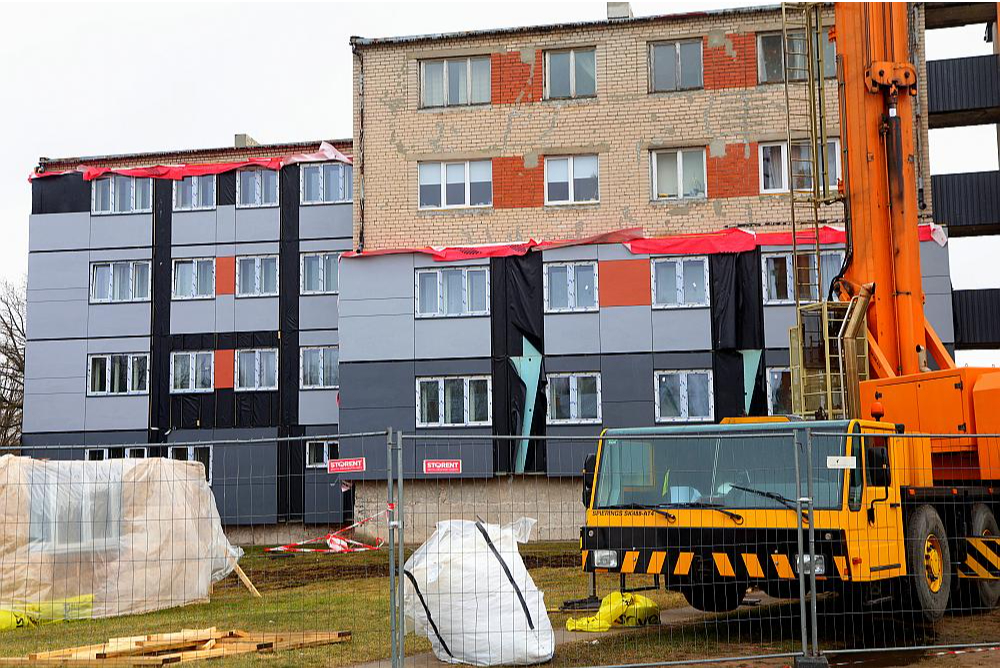 Pēc fasādes atjaunošanas ar rūpnieciski ražotajiem koka karkasa paneļiem no baltajiem silikātķieģeļiem celtais nams Valkā, Tirgus ielā 12, iegūs pavisam citu izskatu.