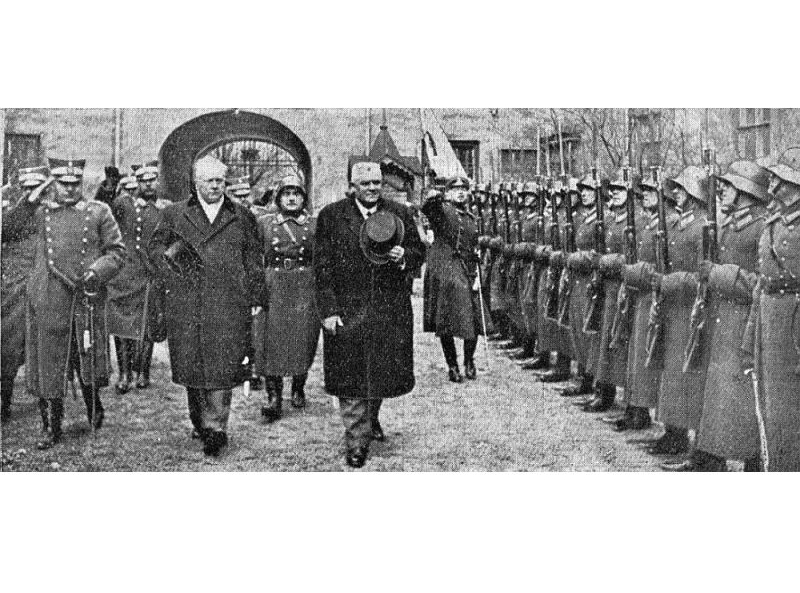 K. Ulmanis pirmo reizi kā valsts galva sveicina Rīgas pils sardzi.