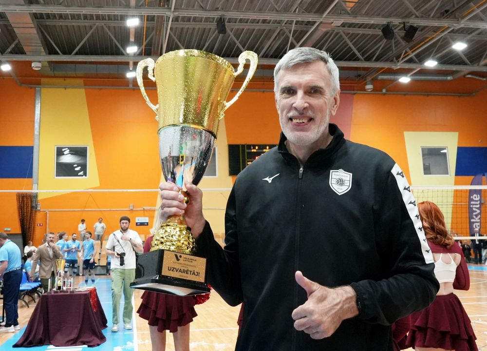 "Robežsardze"/"Rīgas Stradiņa universitāte" treneris Raimonds Vilde ar Latvijas čempionāta volejbolā kausu.