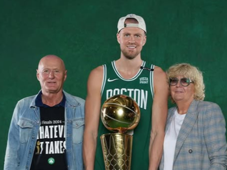 Kristaps Porziņģis kopā ar vecākiem Tāli un Ingrīdu.