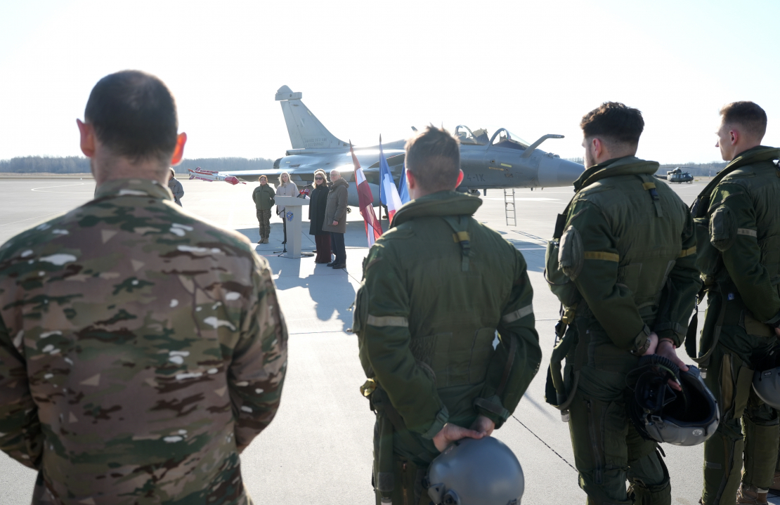 Francijas iznīcinātāju "Rafale" piloti ieradušies Nacionālo bruņoto spēku militārajā bāzē "Lielvārde", demonstrējot NATO klātbūtni reģionā.