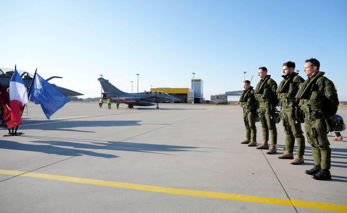 Francijas iznīcinātāju "Rafale" piloti ieradušies Nacionālo bruņoto spēku militārajā bāzē "Lielvārde", demonstrējot NATO klātbūtni reģionā.
