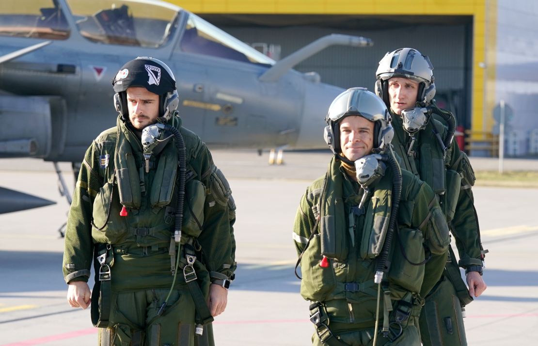 Francijas iznīcinātāju "Rafale" piloti ieradušies Nacionālo bruņoto spēku militārajā bāzē "Lielvārde", demonstrējot NATO klātbūtni reģionā.