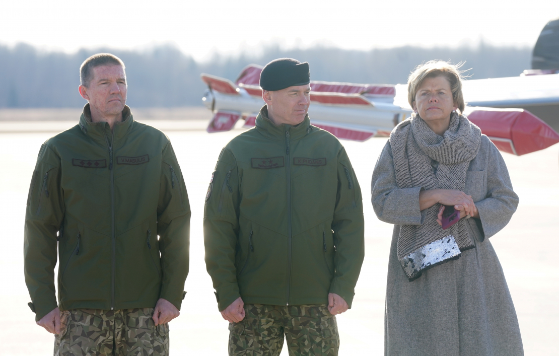 Gaisa spēku komandieris pulkvedis Viesturs Masulis (no kreisās), Nacionālo bruņoto spēku komandieris ģenerālmajors Kaspars Pudāns un ārlietu ministre Baiba Braže piedalās pasākumā Nacionālo bruņoto spēku militārajā bāzē "Lielvārde", kurā, demonstrējot NATO klātbūtni reģionā, ieradušies divi Francijas iznīcinātāji "Rafale".