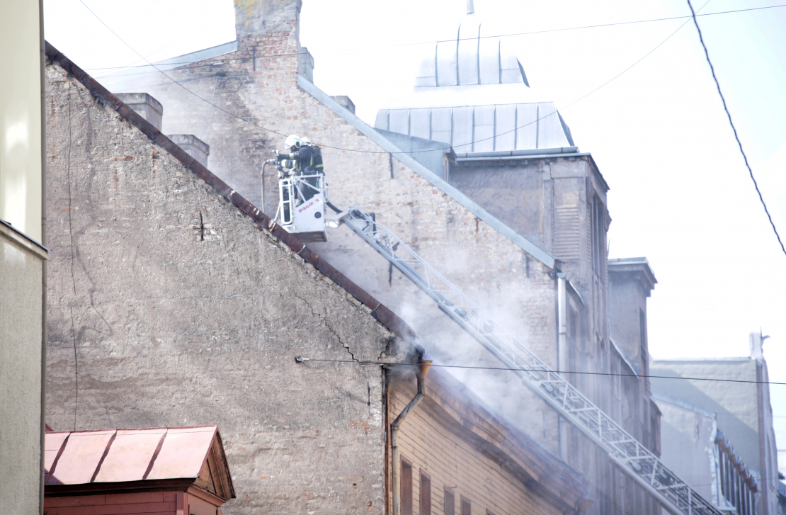 Ugunsgrēks dzīvojamā mājā Bruņinieku ielā 70, Rīgā.