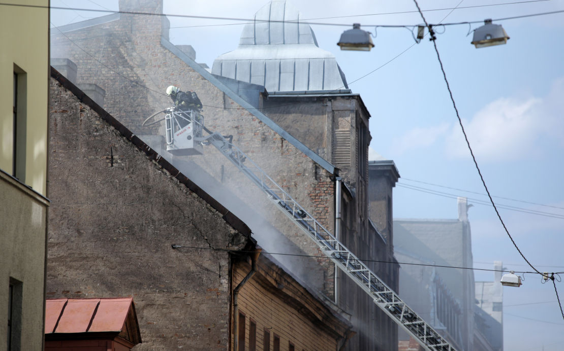 Ugunsgrēks dzīvojamā mājā Bruņinieku ielā 70, Rīgā.