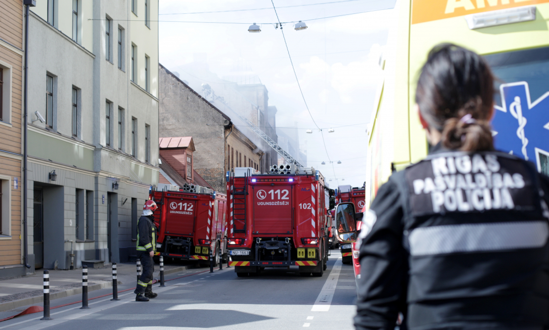 Ugunsgrēks dzīvojamā mājā Bruņinieku ielā 70, Rīgā.