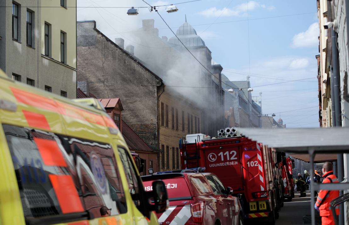 Ugunsgrēks dzīvojamā mājā Bruņinieku ielā 70, Rīgā.