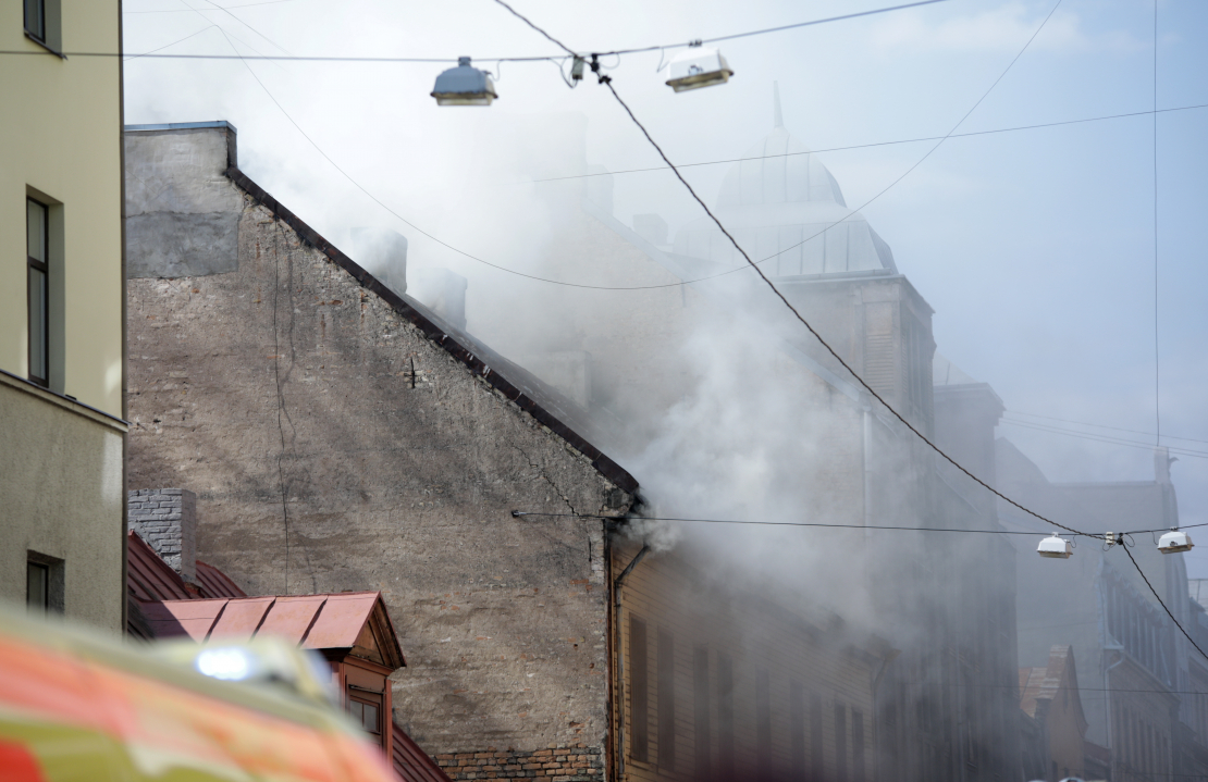 Ugunsgrēks dzīvojamā mājā Bruņinieku ielā 70, Rīgā.