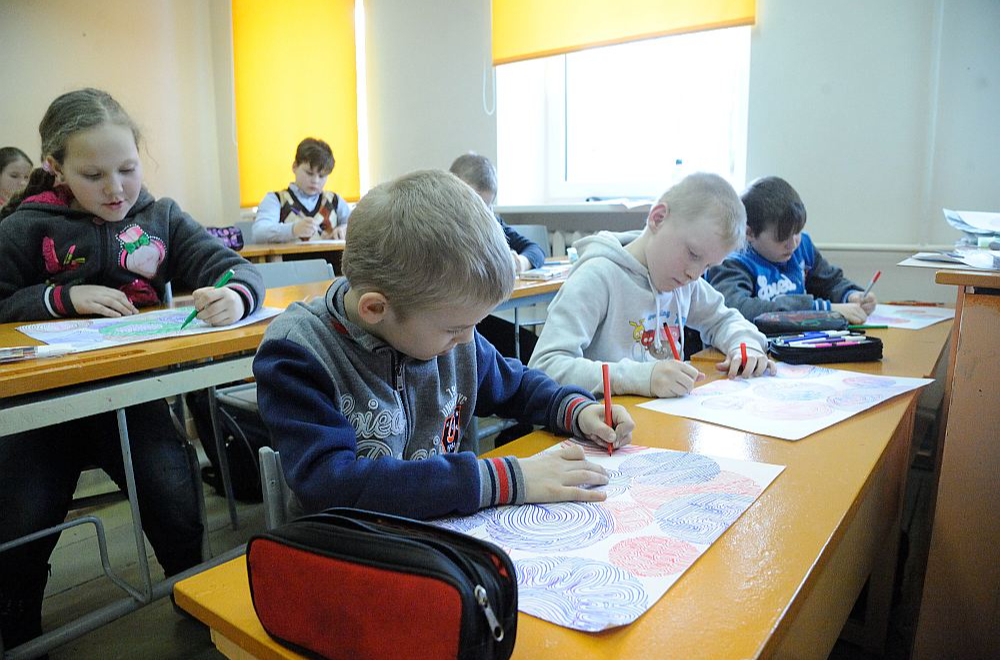 "Latvijā demogrāfiskā situācija kļūst arvien izaicinošāka – līdz 2040. gadam skolēnu skaits vispārējā izglītībā samazināsies gandrīz par 50%, dažviet pat vairāk kā 60%. Līdz ar to iepriekšējais finansēšanas modelis "Nauda seko skolēnam" ir sevi izsmēlis un vairs neatbilst pašreizējai realitātei," pamatojot modeļa "Programma skolā" nepieciešamību, raksta Izglītības un zinātnes ministrijas pārstāvji.