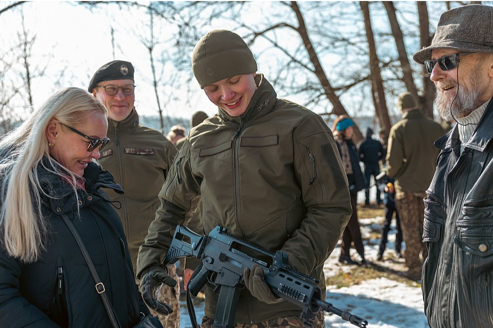 Gaisa spēku VAD karavīru zvēresta došanas ceremonijā Lielvārdē 48 valsts aizsardzības dienesta karavīri, kuri kopš 14. janvāra dienestu uzsākuši Nacionālo bruņoto spēku Gaisa spēkos, 6. martā deva svinīgo zvērestu. Šajā dienā karavīri tikās arī ar tuviniekiem.