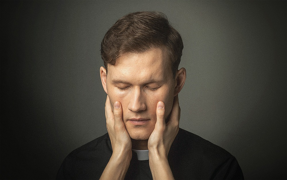 Valmieras teātra izrāde "Šaubas" Toma Treiņa režijā būs psiholoģisks stāsts par patiesības meklējumiem.