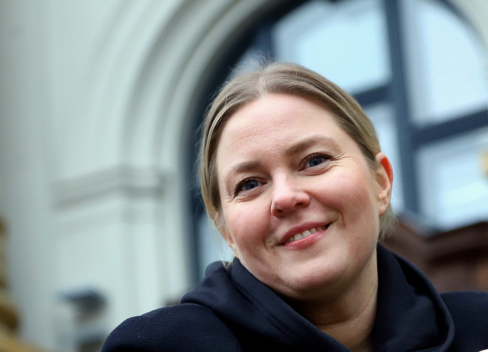 Paula Pļavniece: "Neatkarīgi no laikmeta, kurā dzīvojam, pusaudža apjukums ir visus vienojošs. Un tie mēs, kas bijām pusaudži deviņdesmitajos un divtūkstošajos gados, varam atskatīties pagātnē, redzot, kā tas ir tagad, kad brīvā pasaule jau rūc ar pilnu jaudu."