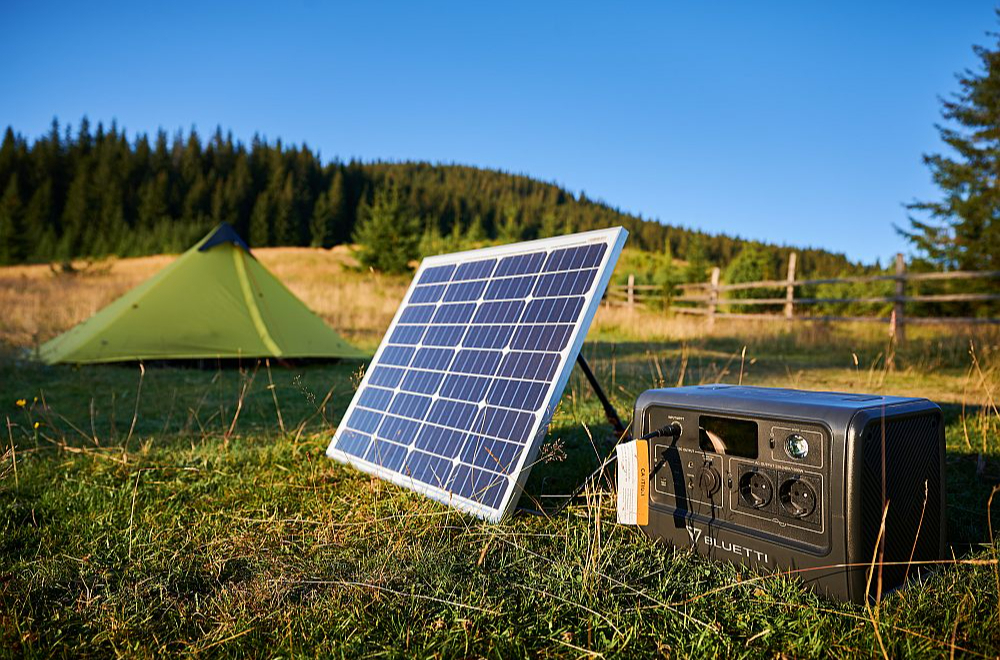 Ceļošanai visbiežāk izmanto portatīvos salokāmos saules paneļus, kas ir viegli transportējami un ātri uzstādāmi.
