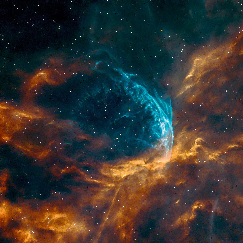 Astrofotogrāfijā – kvēlojoša ūdeņraža gāze ap Volfa-Raijē maiņzvaigzni WR 134, kas atrodas aptuveni 6000 gaismas gadu attālumā no Zemes Gulbja zvaigznājā.