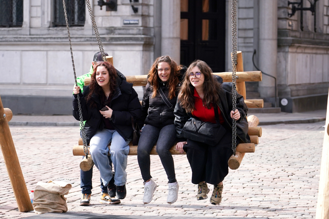 Cilvēki Doma laukumā.