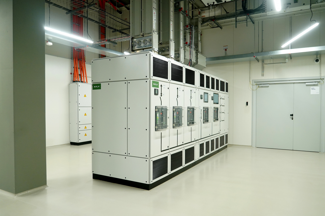 Jaunatklātās "Delska" 10 MW datu centra telpas Čuibes ielā.