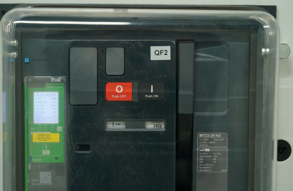 Jaunatklātās "Delska" 10 MW datu centra telpas Čuibes ielā.