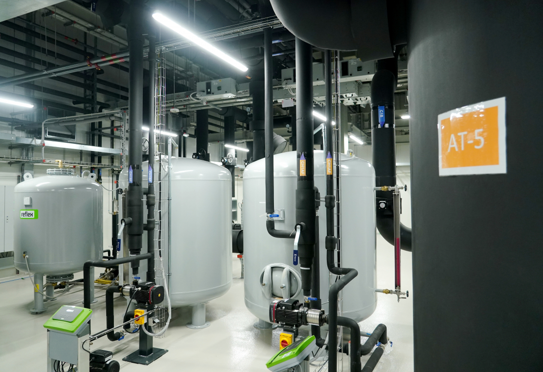 Jaunatklātās "Delska" 10 MW datu centra telpas Čuibes ielā.