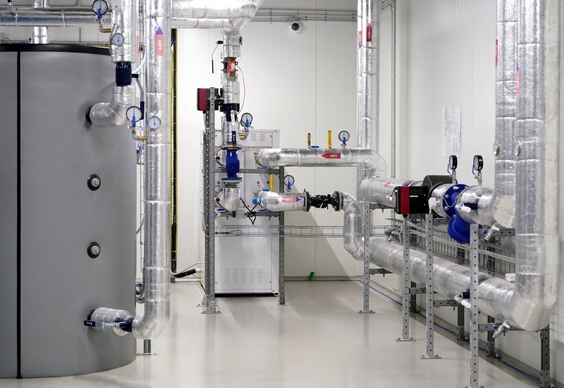 Jaunatklātās "Delska" 10 MW datu centra telpas Čuibes ielā.