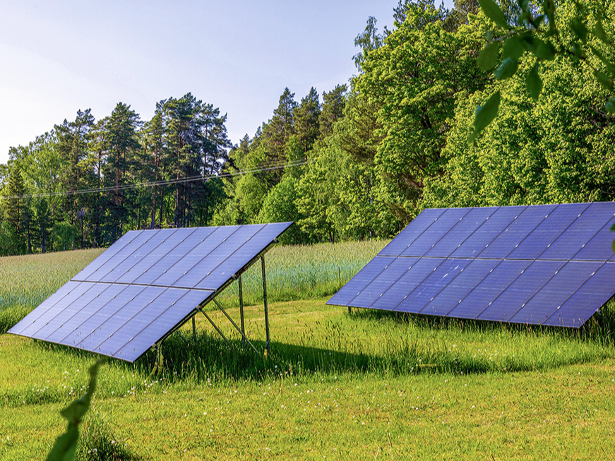 Visdrošāk saules paneļus izvietot uz zemes.