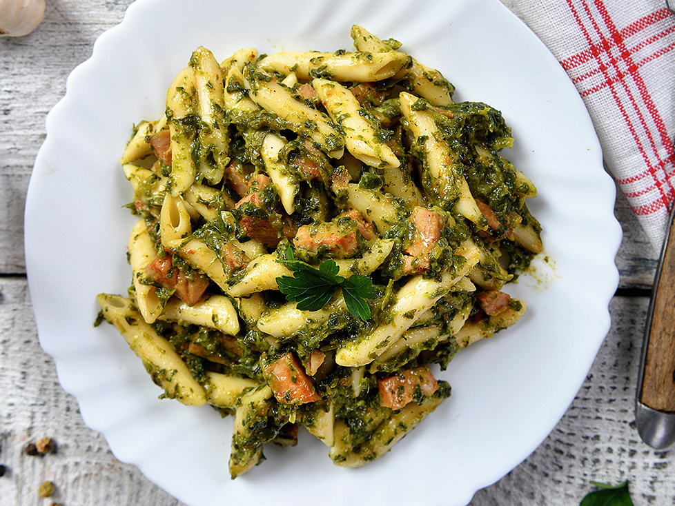 Pasta ar kūpinātu cūkgaļu un lakšu pesto.