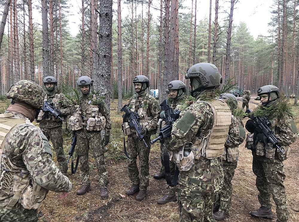 Kareivju militārās pamatapmācības kursa dalībniekiem šī būs pirmā nakts mežā.
