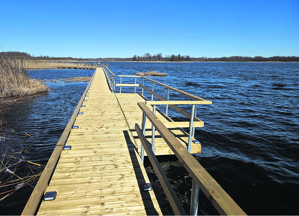 Marta sākumā atklāts jauns pastaigu takas posms, kas savieno Viļakas ezera pludmali ar laipu, kas ved uz salu.