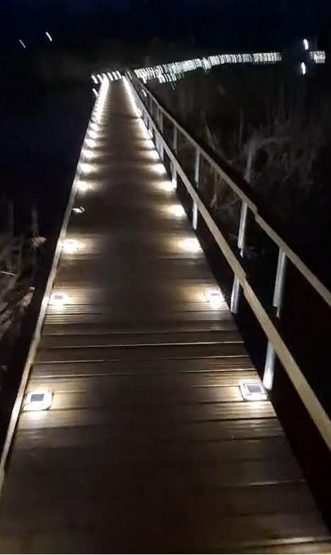 Viļakas ezera pontonu laipu naktī noslēpumainu un romantisku padara saules bateriju gaismiņas.