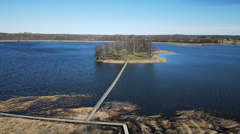 Apkārt 1,8 hektārus lielajai salai ved pastaigu taka 442 metru garumā.