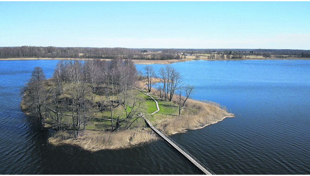 Apkārt 1,8 hektārus lielajai salai ved pastaigu taka 442 metru garumā.