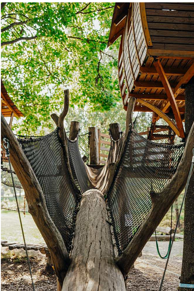 Atpūtas parkā "Kļavu krasti" ir kā lielā rotaļlaukumā, kas radies, sakopjot nelielu aizlaistu mežiņu.