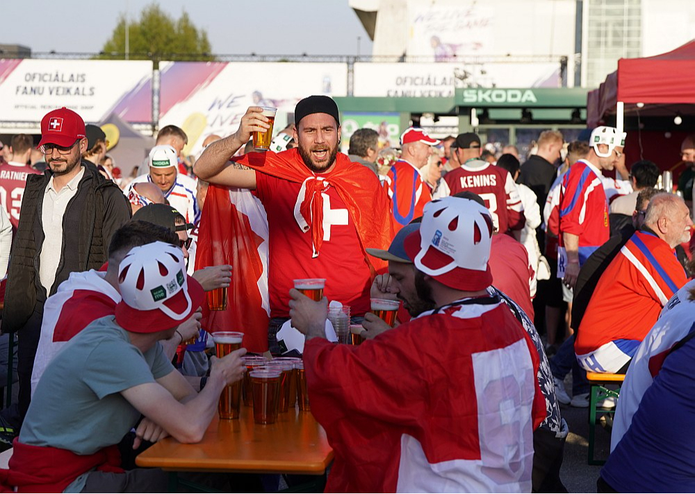 Pēc septiņu gadu pārtraukuma līdzīgi kā 2023. gada pavasarī hokeja fani no daudzām valstīm varēs atkal pacelt alus kausus Rīgā.