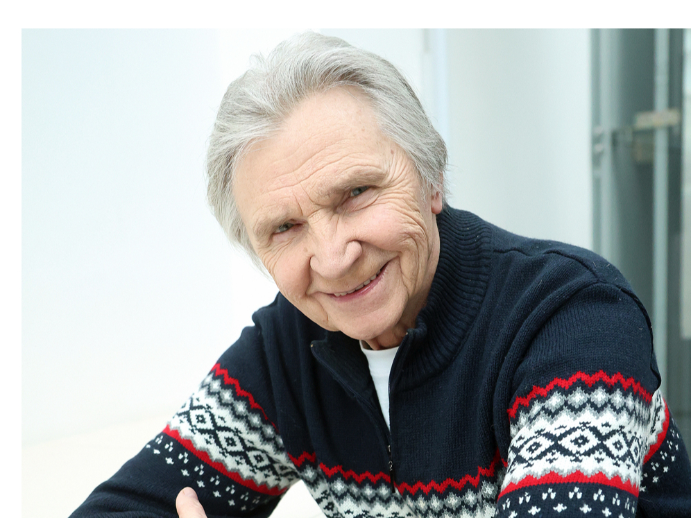 Pats Maestro nosaucis Viktoru Lapčenoku par visu laiku izcilāko latviešu estrādes solistu un skaistākās balss īpašnieku. Skanot viņam labi arī uz 80 gadu sliekšņa, ka tikai neesot jau vecākais estrādes mākslinieks Latvijā, kas joprojām koncertē.