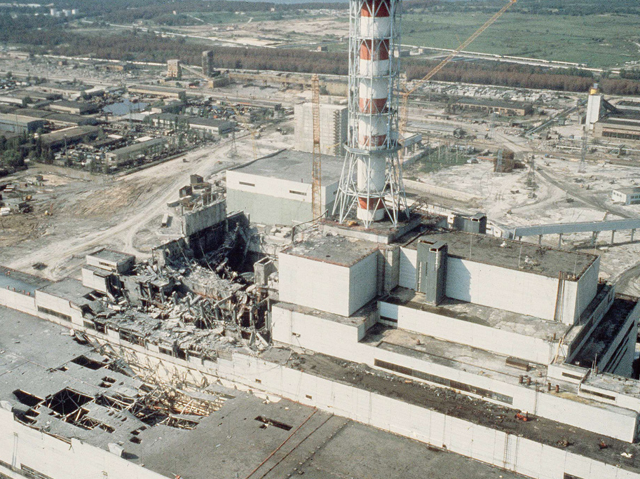 Čornobiļas atomelektrostacijas 4. reaktors avārijas sistēmas pārbaudes laikā uzsprāga, izraisot visu laiku postošāko kodolavāriju. 31 cilvēks gāja bojā no akūtas staru slimības vai apdegumiem, bet 134 cilvēki pārcieta dažādas pakāpes smaguma staru slimību. No 30 km zonas tika evakuēti vairāk nekā 115 tūkstoši cilvēku.
Seku novēršanai tika mobilizēti nozīmīgi resursi, vairāk
nekā 600 tūkstoši cilvēku piedalījās
katastrofas seku likvidēšanā. Attēlā:
Čornobiļas AES pēc katastrofas.