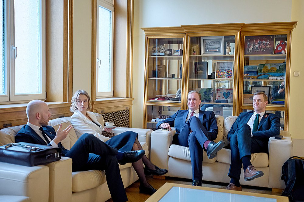 "Nav tā, ka mēs ļoti gribam strādāt kopā, bet mēs esam gatavi strādāt," pēc sarunas ar premjeri sacīja ZZS Saeimas frakcijas vadītājs Harijs Rokpelnis (no labās), kurš uz tikšanos bija ieradies kopā ar ekonomikas ministru Viktoru Valaini. "Progresīvos" pārstāvēja kultūras ministre Agnese Lāce un Saeimas frakcijas priekšsēdētājs Andris Šuvajevs.