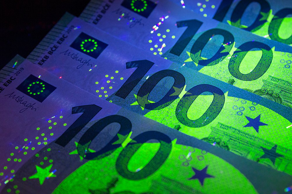 Eiropas Parlamenta priekšlikumi faktiski nozīmē ne tikai lielākas ES dalībvalstu iemaksas valstu savienības budžetā, bet arī iespējamu vairāku jaunu Paneiropas nodokļu ieviešanu. Piemēram, tiek apspriests kopīgs Eiropas nodoklis tiešsaistes azartspēlēm.