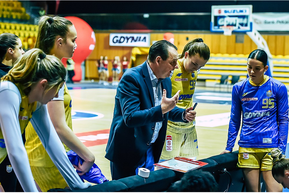 Polija bija piektā valsts, kur Mārtiņš Zībarts strādājis par basketbola treneri.