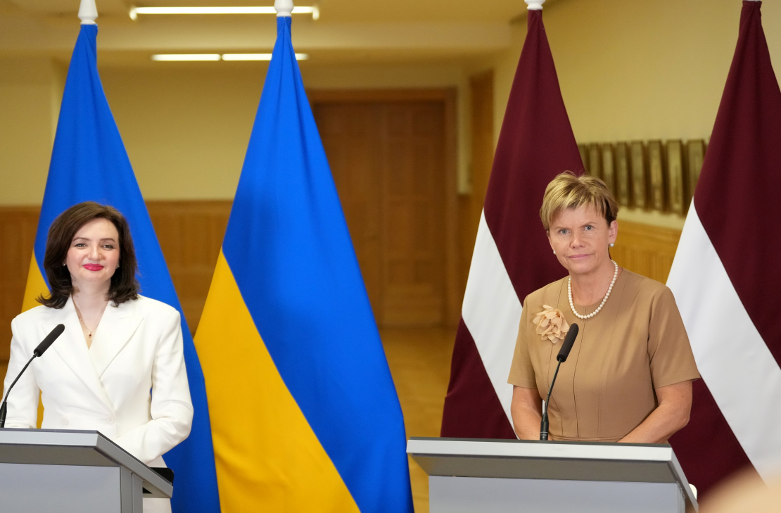 Ukrainas ārlietu ministra vietniece Mariana Betsa (Mariana Betsa) (no kreisās) un Latvijas ārlietu ministre Baiba Braže piedalās preses konferencē pēc tikšanās Ārlietu ministrijā.