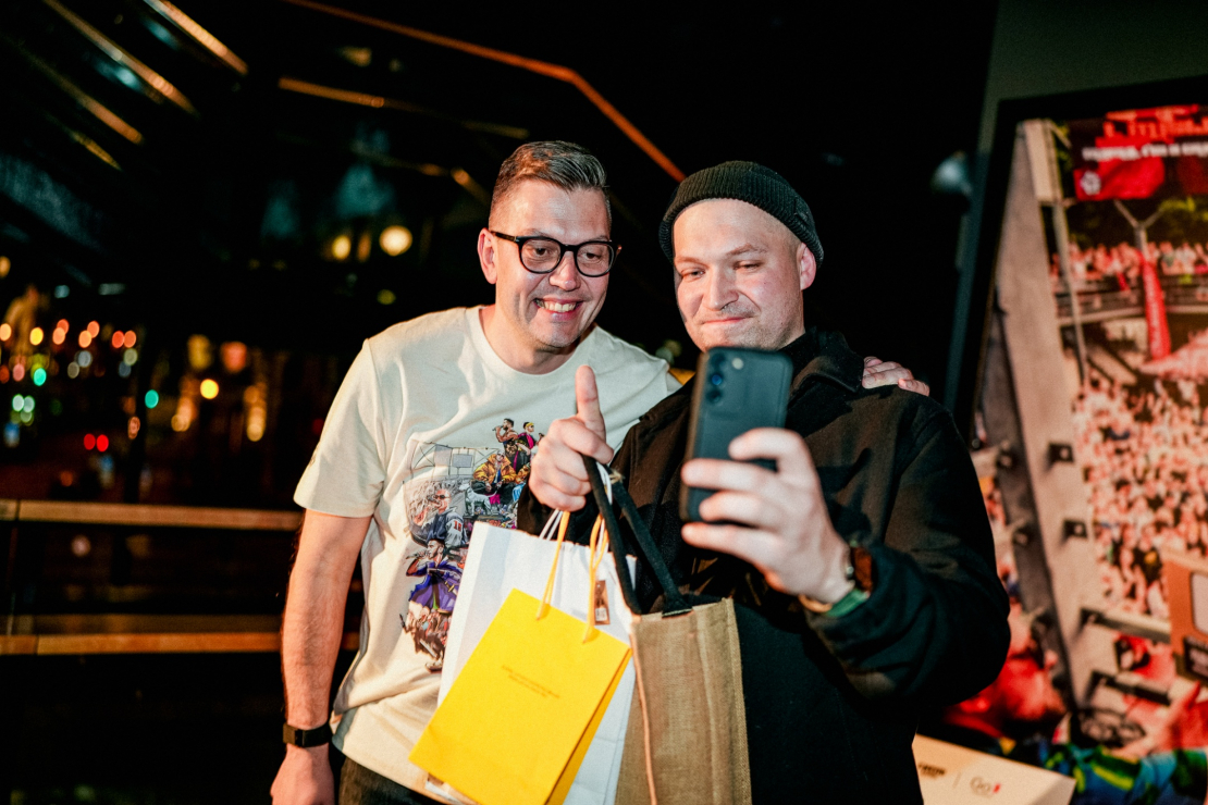 Filmas "Jo dzīve ir batls" režisors Edgars Sniegs un reperis Abra.