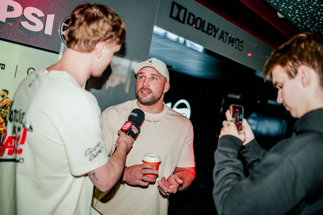 MMA cīkstonis Arturs Skabarnieks filmas "Jo dzīve ir batls" pirmizrādē.