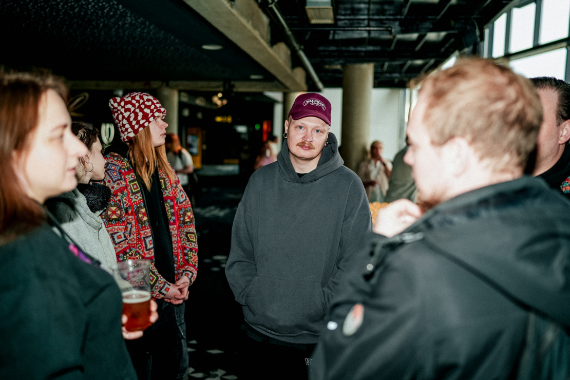 Reperis un bītmeikeris Udes Beats filmas "Jo dzīve ir batls" pirmizrādē.